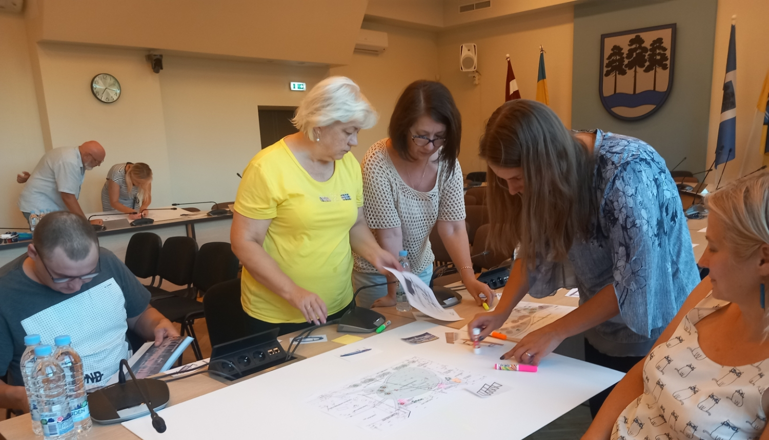 Tikšanās dalībnieki strādā grupās