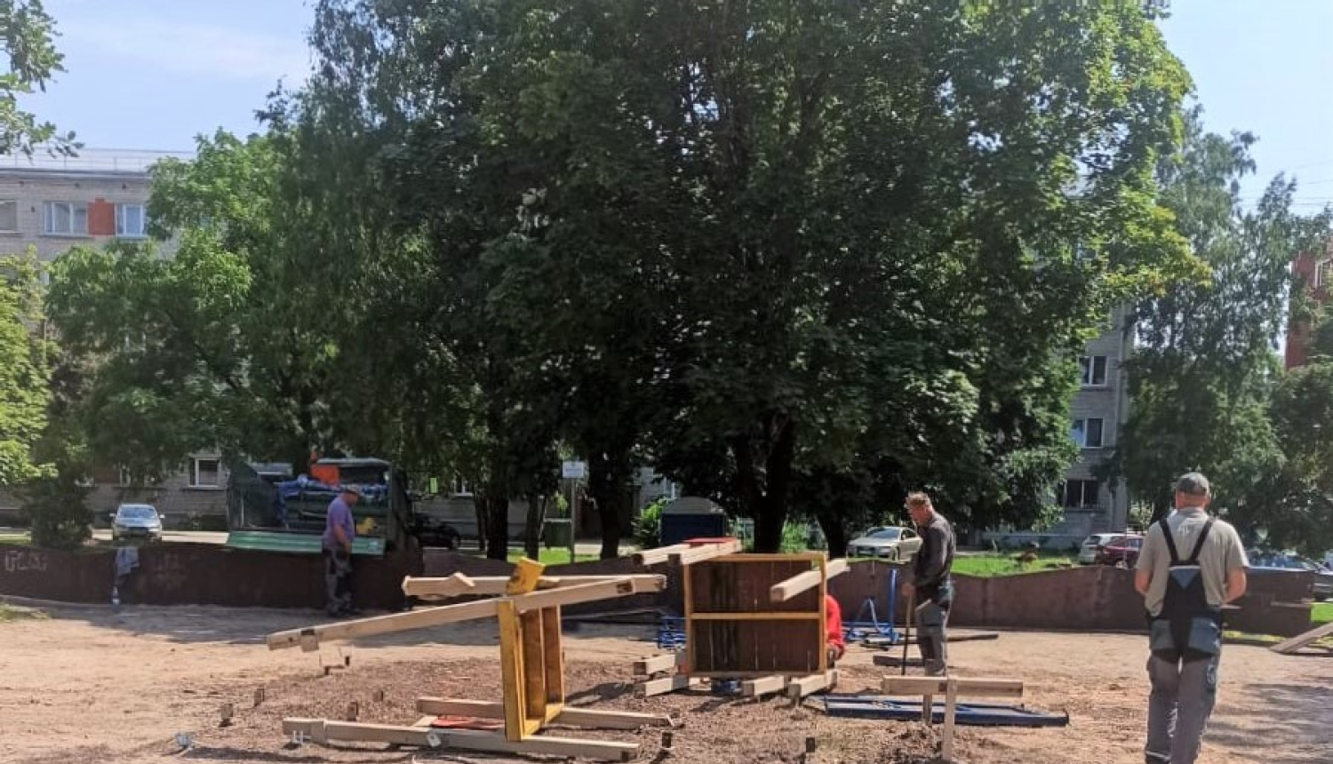 Rotaļu laukumā Mālkalnes prospektā 5/7 tiek demontētas kritiskā stāvoklī esošās iekārtas