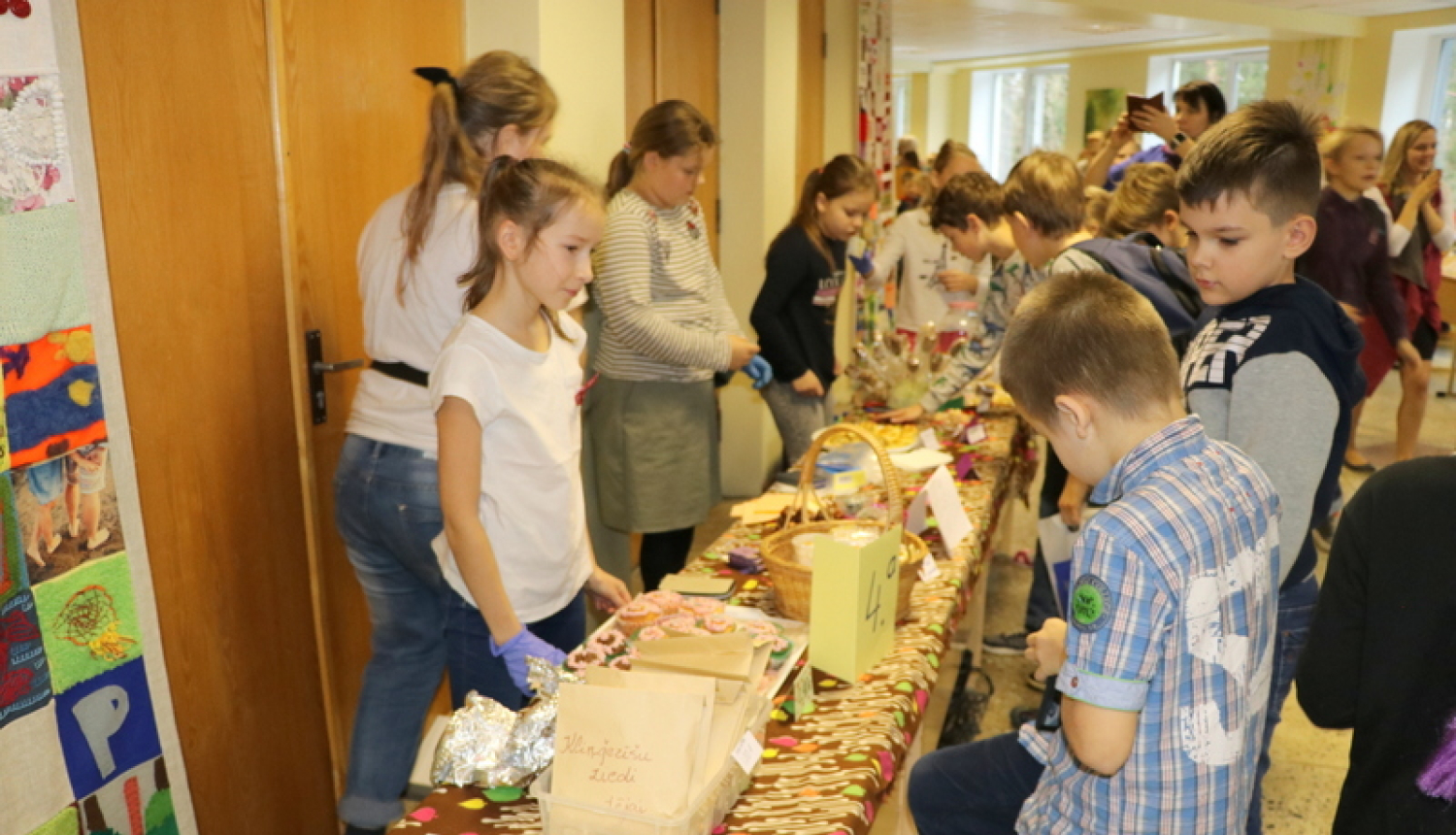 Ogres sākumskolā norisinājies ikgadējais labdarības gadatirdziņš