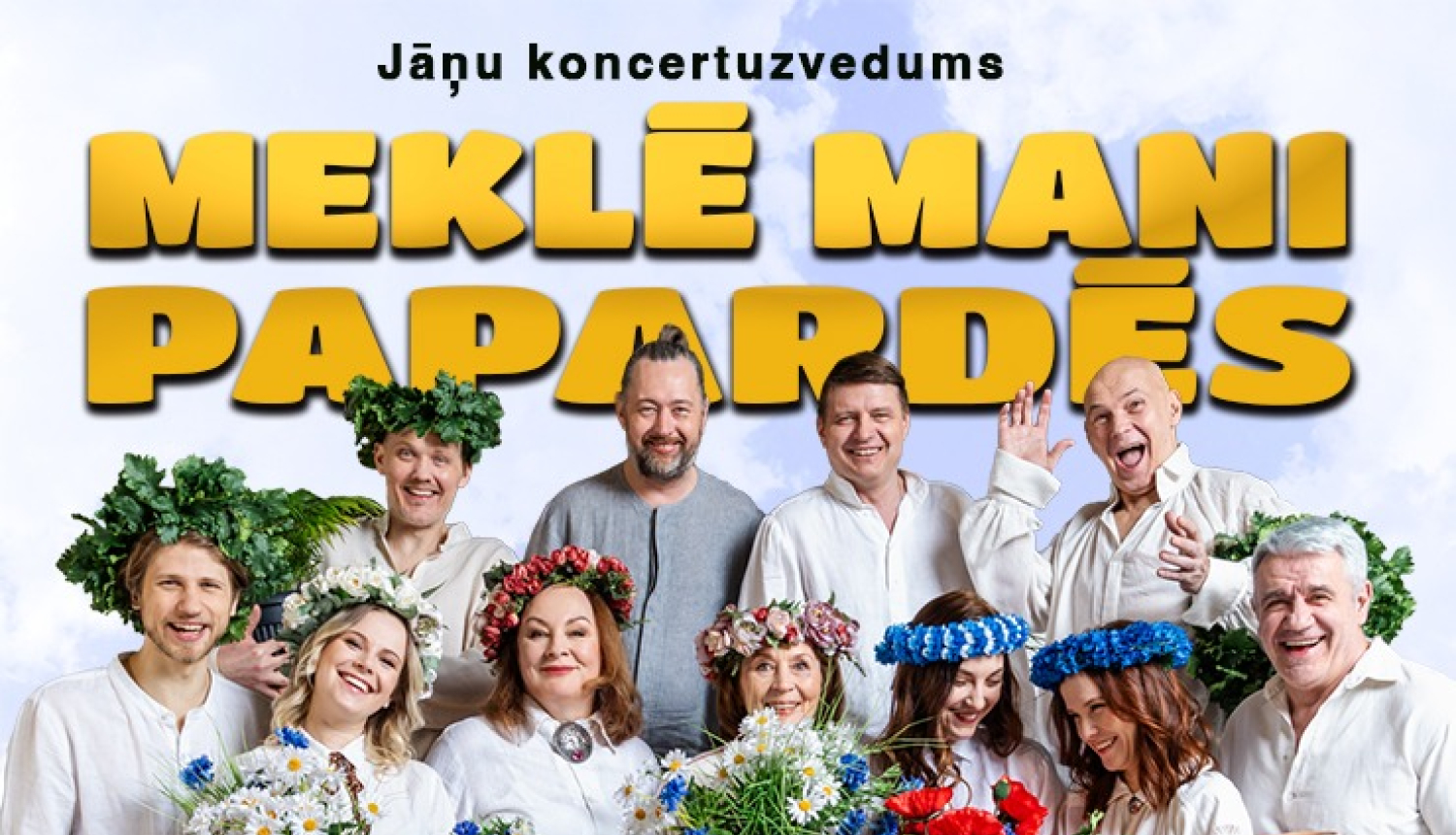 Jāņu koncertuzvedums MEKLĒ MANI PAPARDĒS, cilvēki tautas tērpos ar Jāņu vainagiem