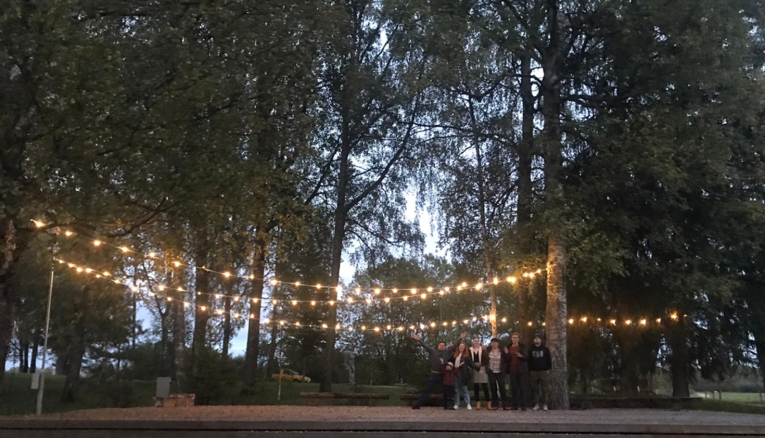 Projekta darba grupa Meņģeles estrādē ar gaismas virtenēm