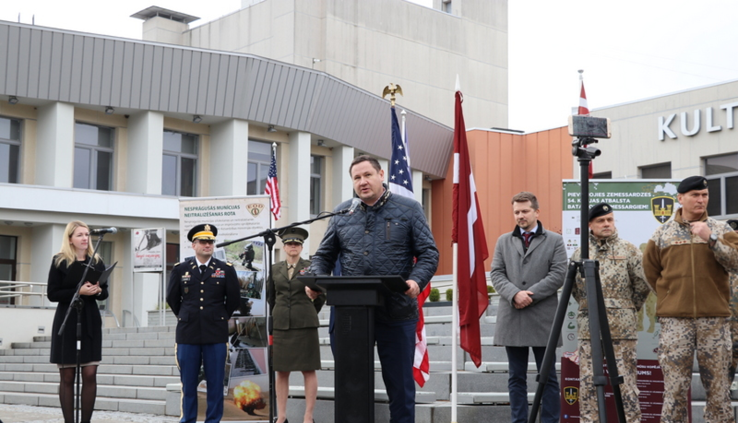 Ogrē svinīgā ceremonijā piegādāti ASV finansētie ceļu atmīnēšanas transportlīdzekļi