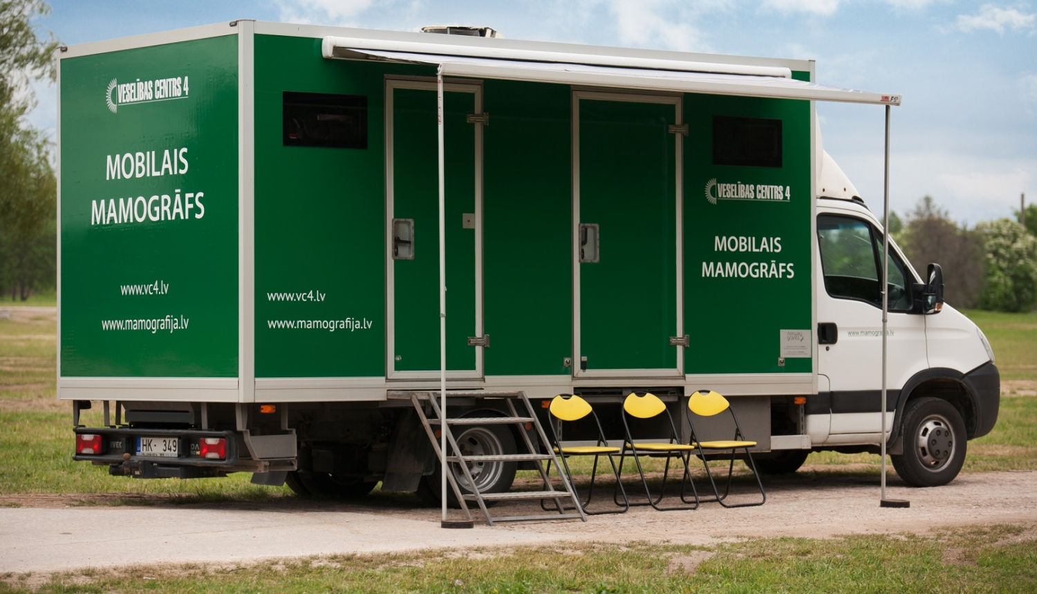 Mobilā mamogrāfa automašīna zaļa