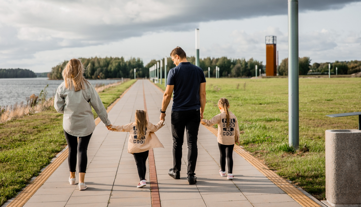 Ģimenes pastaiga pa Ogres upes aizsargmolu bākas virzienā