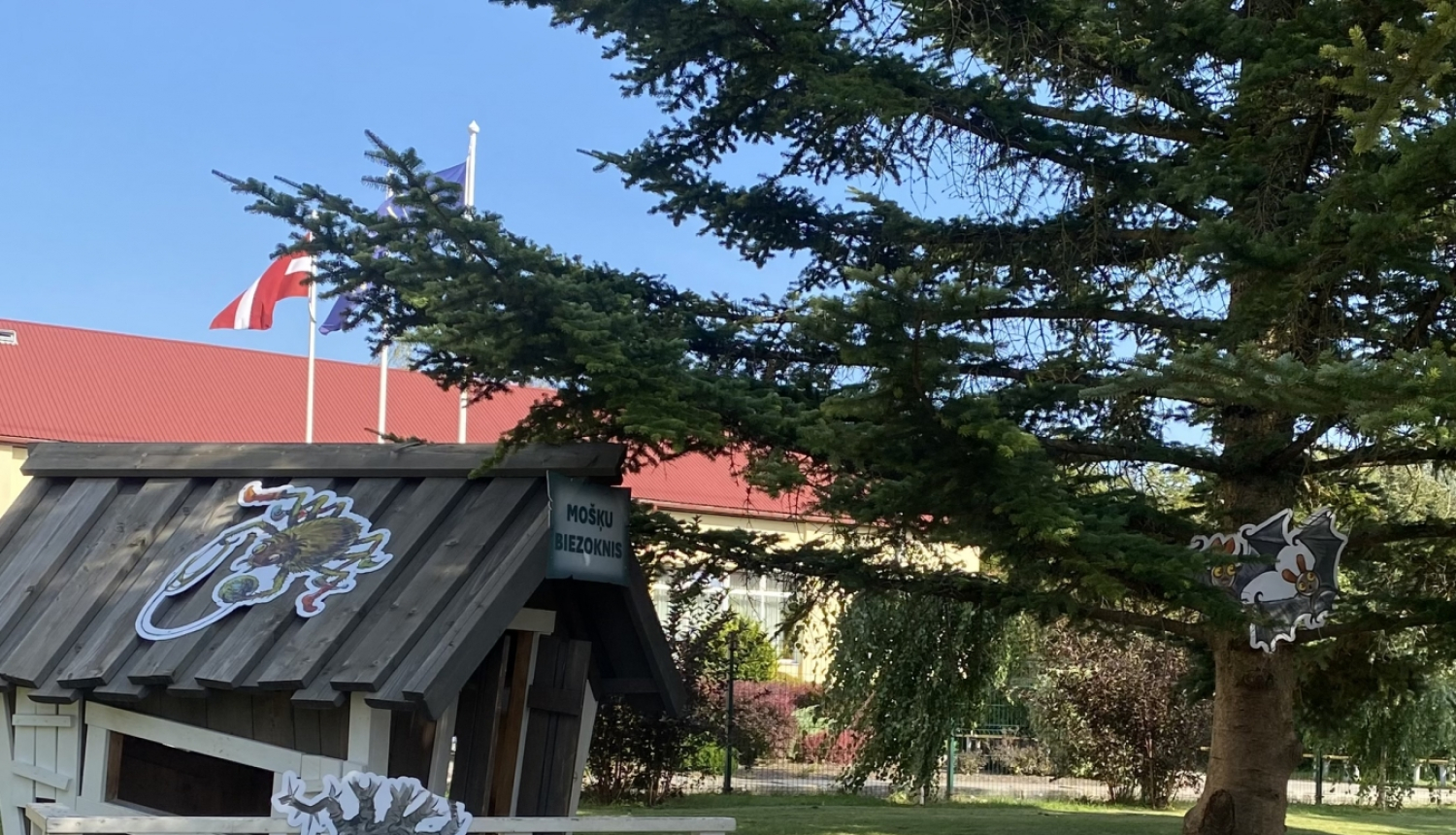 Ķeguma PII Gaismiņa āra teritorija ar pasaku tēliem - mošķiem 09.2024.