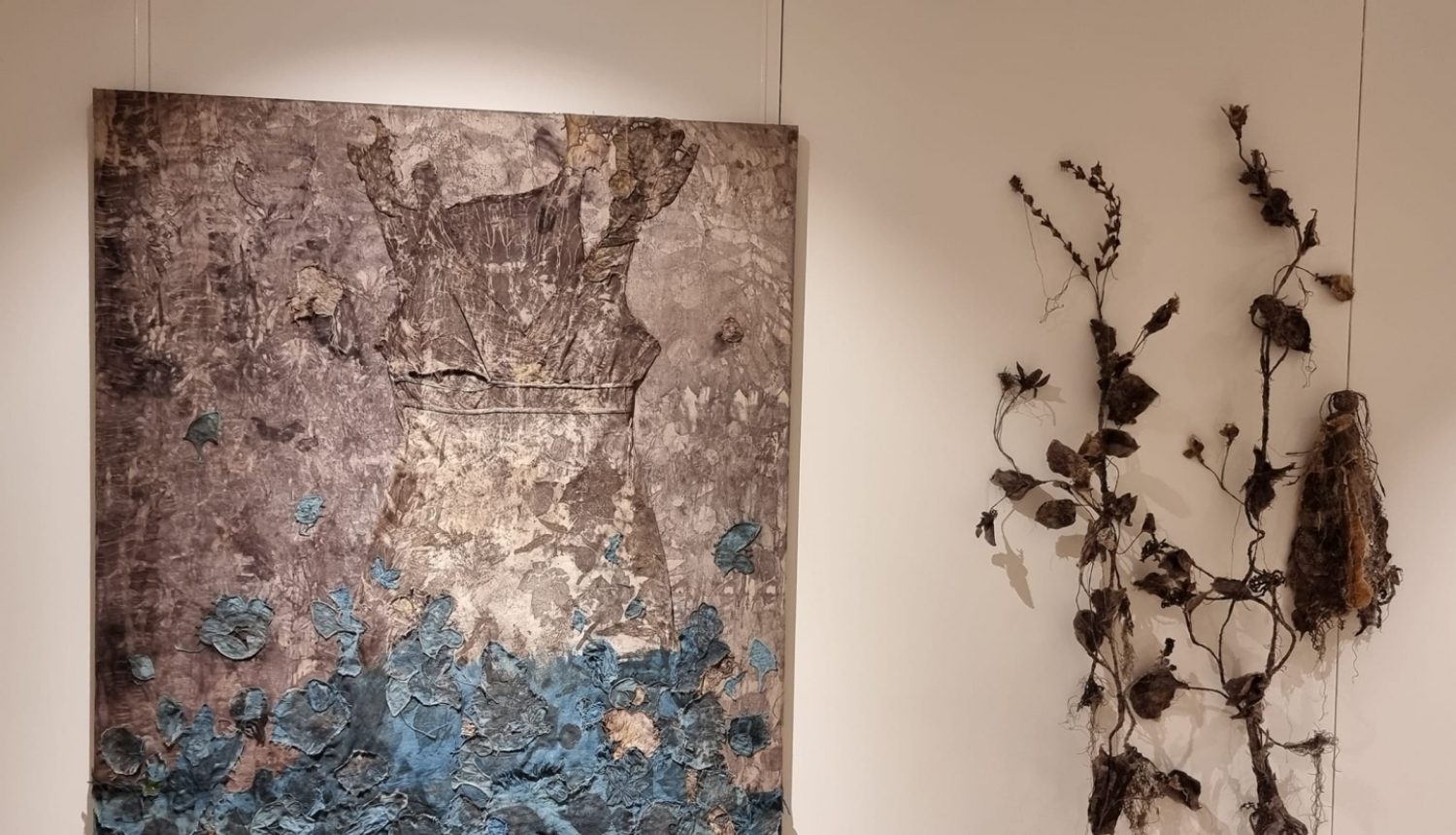 Jaunajā izstādē dabas materiālu un krāsu sinerģijā