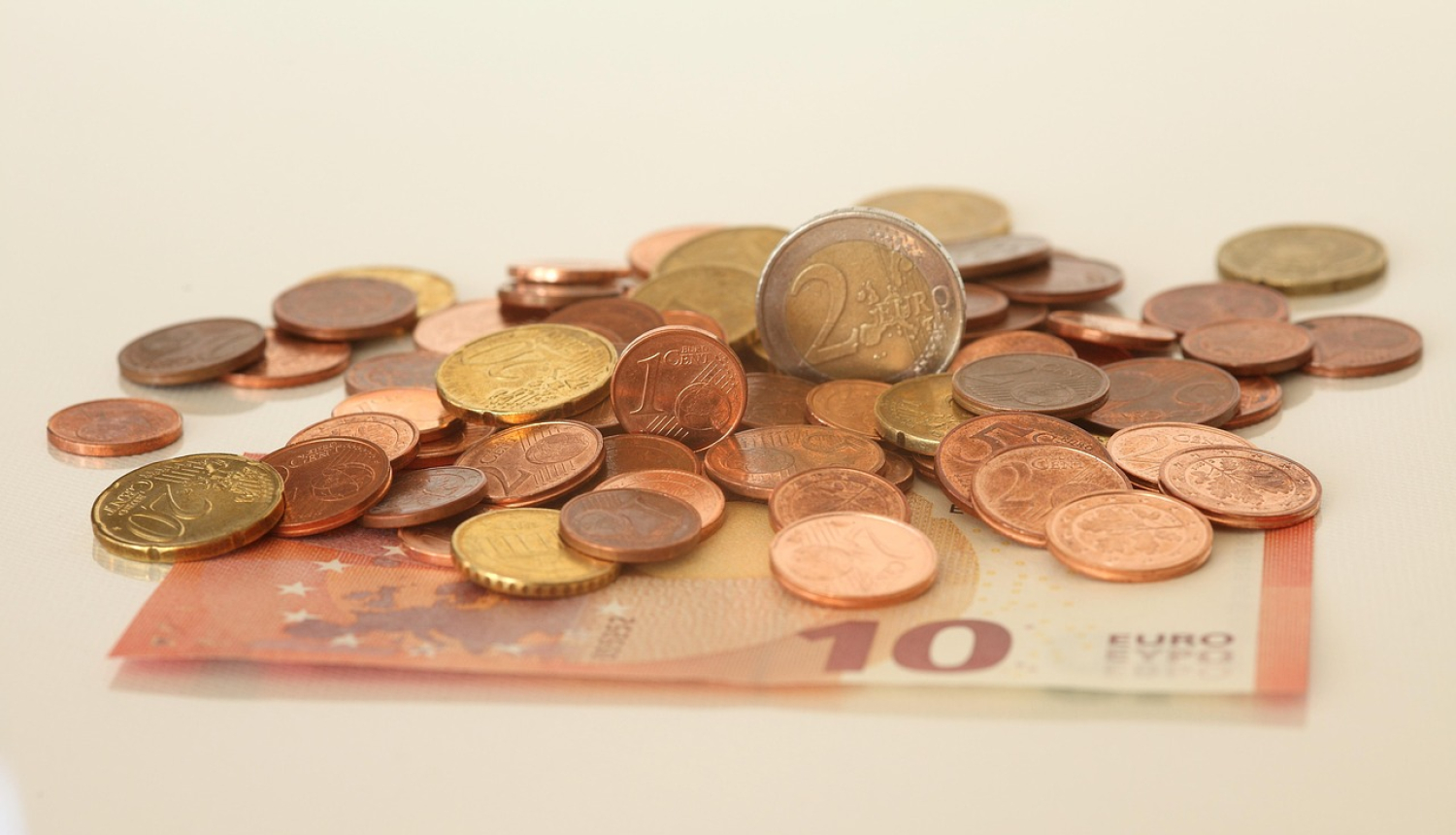 Naudas vienības - 10 eiro banknote un dažādu nominālu monētas