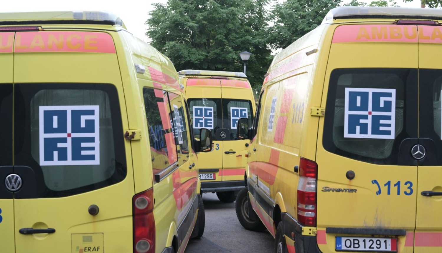 3 neatliekamās palīdzības mašīnas ar Ogre logo