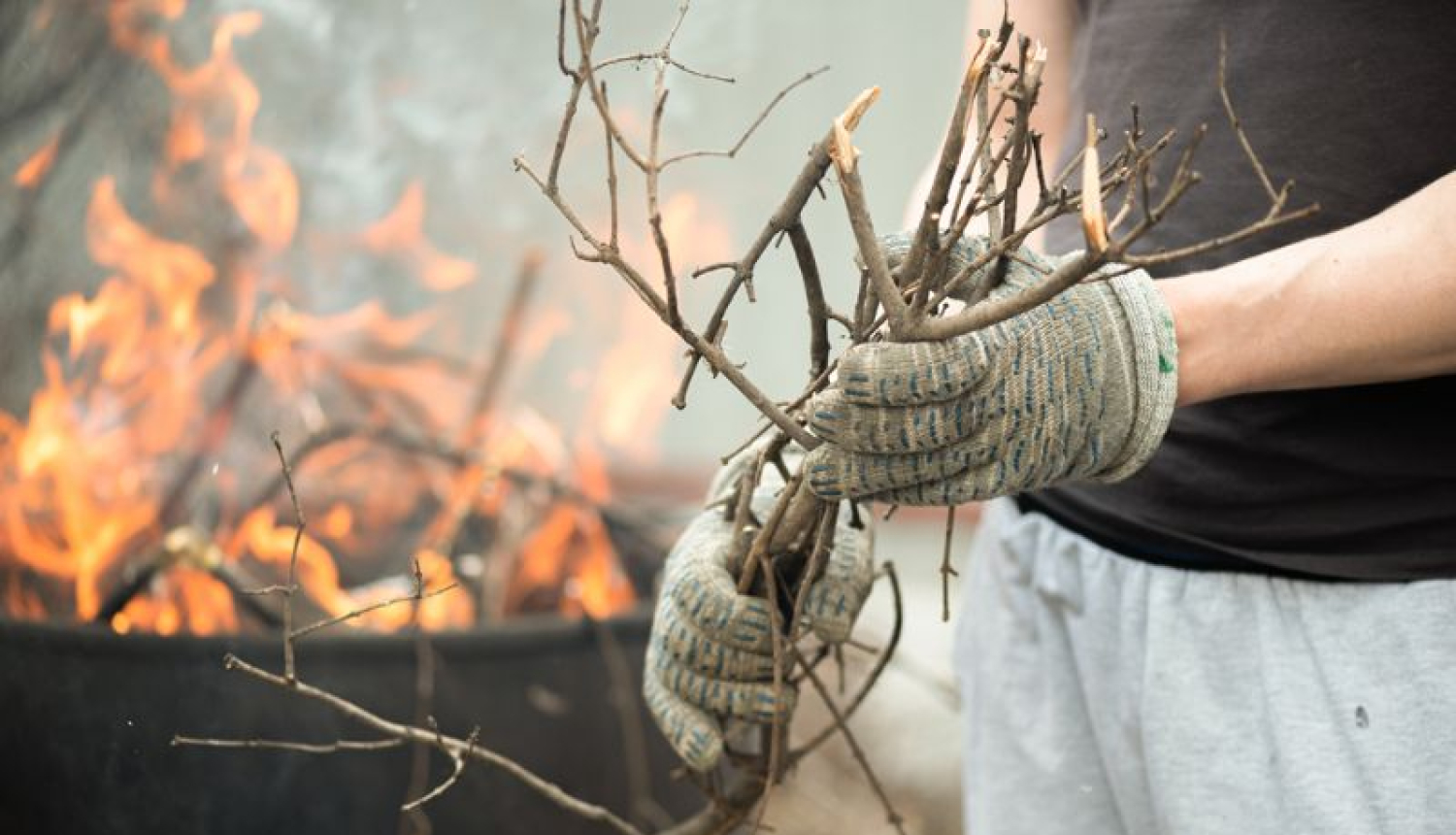 Aizliegts dedzināt koku lapas un kūlu!