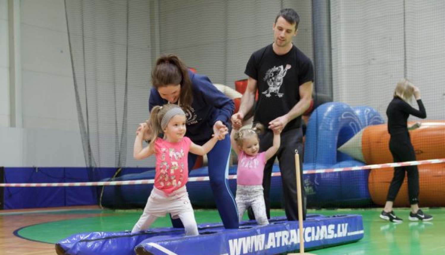 Jautrā un sportiskā atmosfērā aizvadīts ģimeņu dienas pasākums