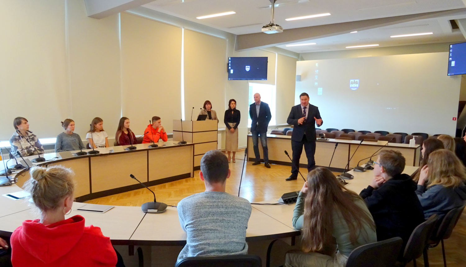 Ogres 1. vidusskolas skolēni iepazīstas ar pašvaldības lomu uzņēmējdarbības veicināšanā