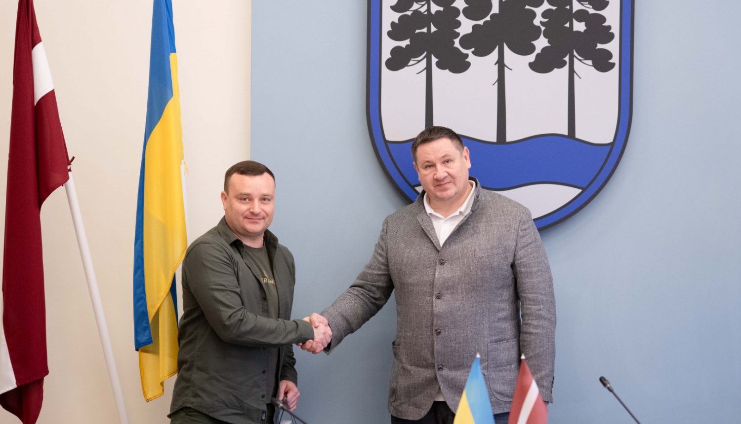 Odesas apgabala administrācijas vadītāja vietnieks Antons Šalihailo un Ogres novada pašvaldības domes priekšsēdētājs Egils Helmanis domes sēžu zālē