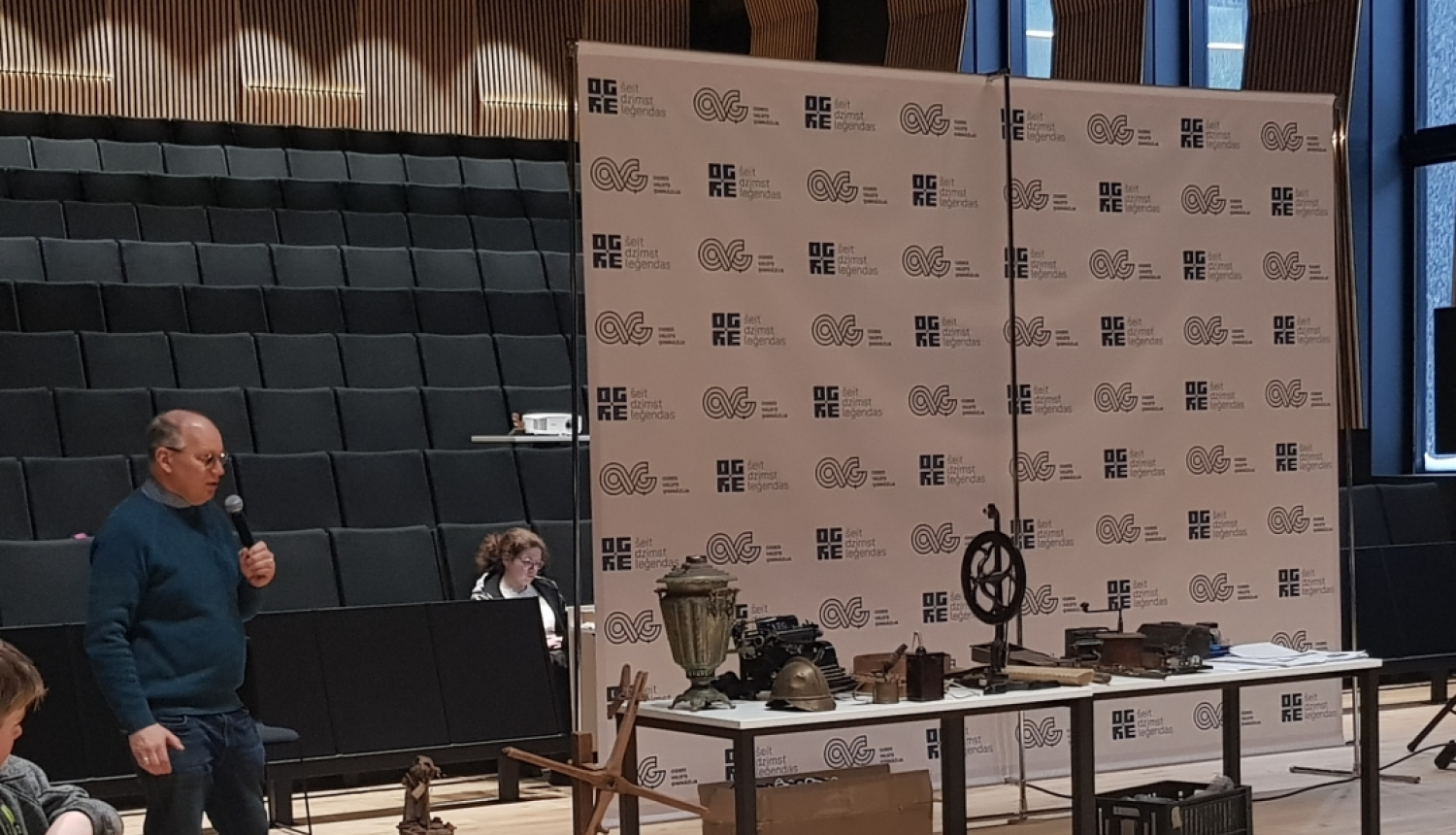 Vīrietis runā pasākumā skolēniem "Es un Ogres novads"