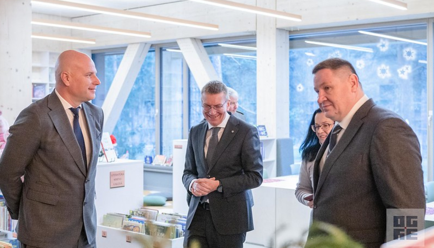 Latvijas Valsts prezidents Edgars Rinkēvičs, Ogres novada pašvaldības domes priekšsēdētājs Egils Helmanis un priekšsēdētāja vietnieks Gints Sīviņš Ogres Centrālajā bibliotēkā