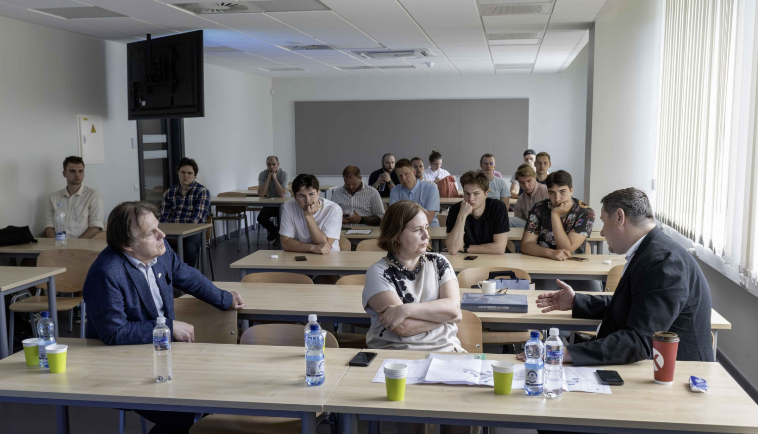 Ogres pašvaldības pārstāvji diskutē ar RTU studentiem par satiksmes organizāciju Ogrē