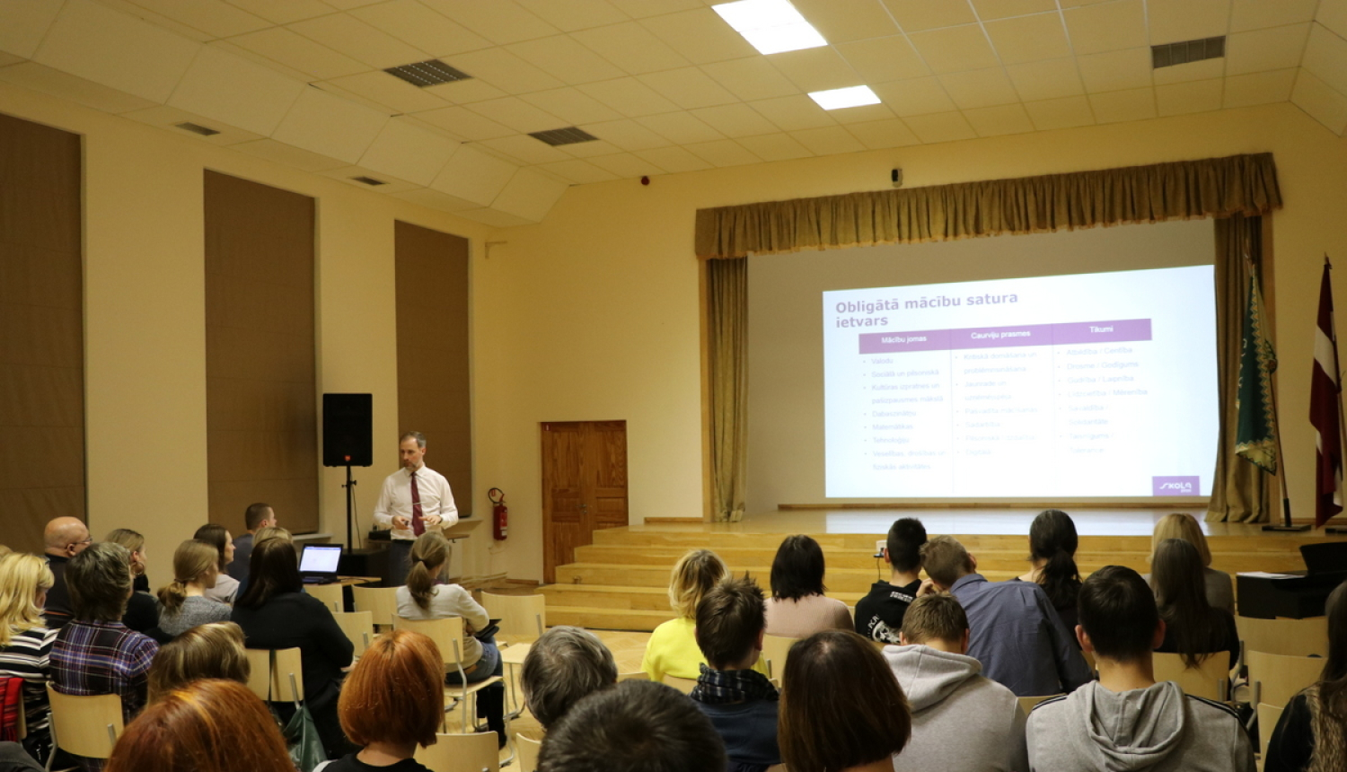 Ogres 1.vidusskolā vecāki iepazīstas ar jauno vidusskolas mācību modeli