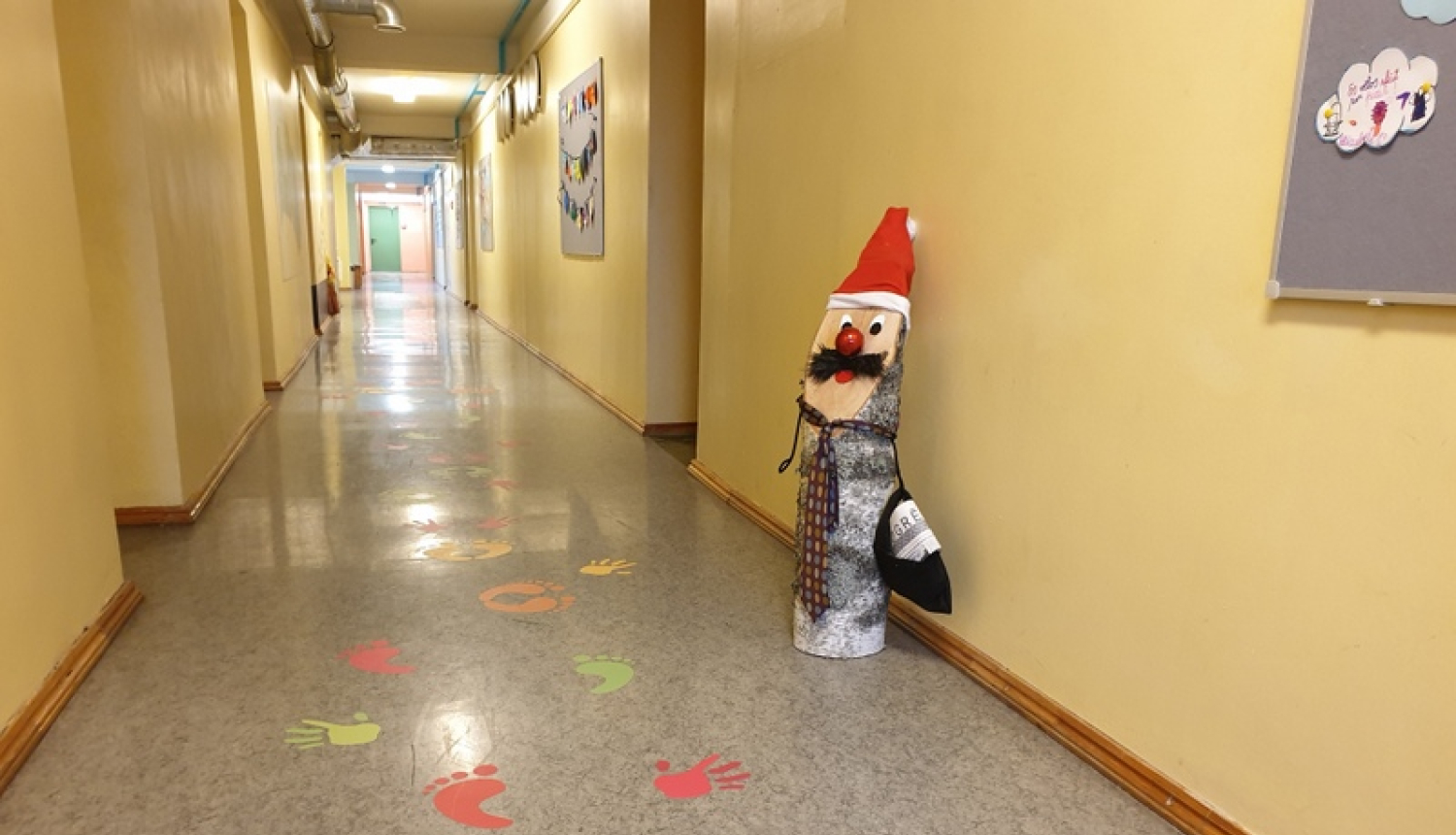 Vecāku dāvana - jauns gaiteņa vizuālais noformējums Ogres 1. vidusskolā