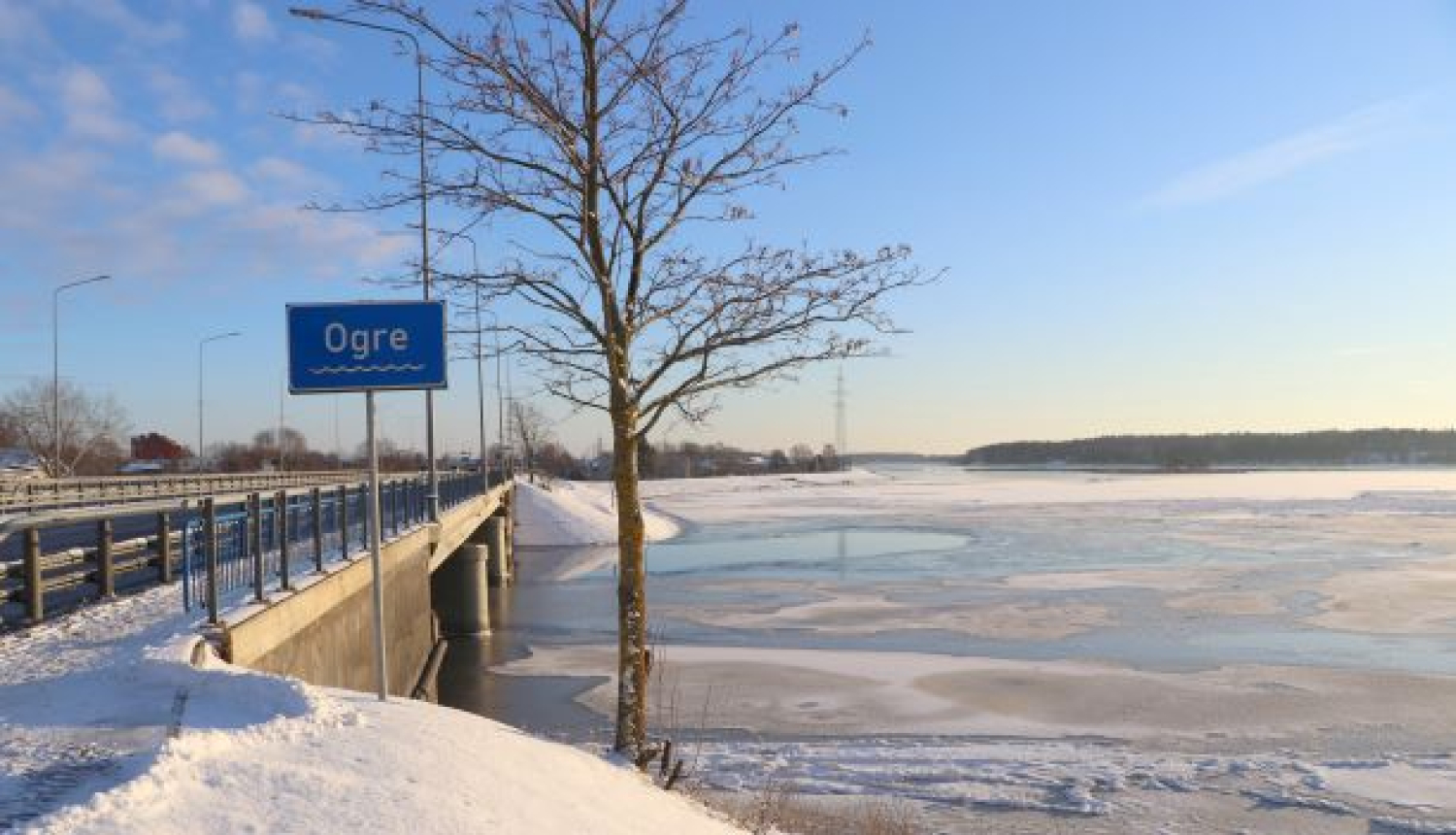 Ogres ieteka Daugavā 