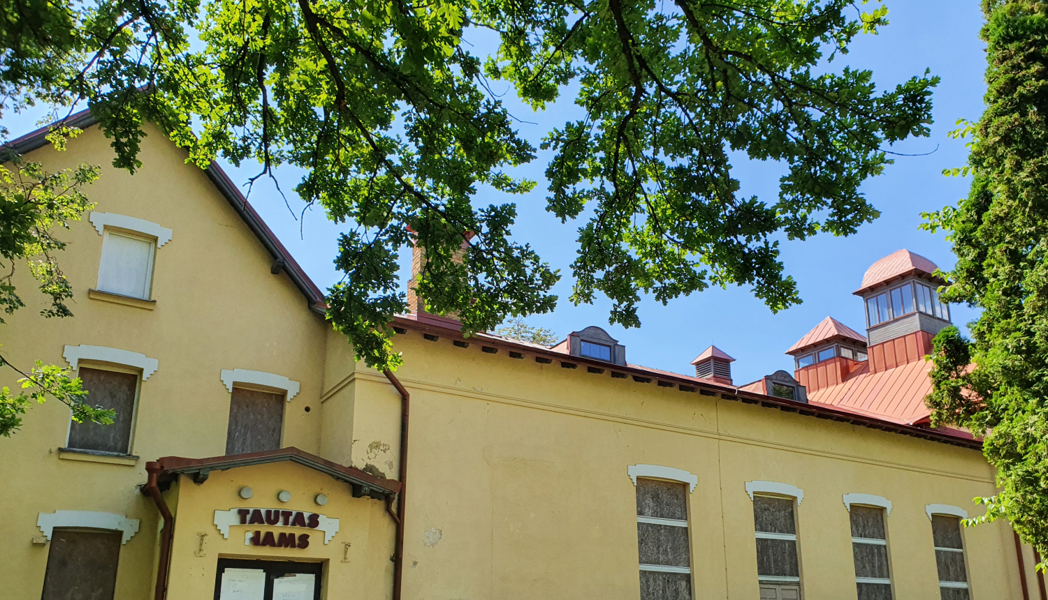 Bijušo Ogres Tautas namu atsavinās sabiedrības vajadzībām