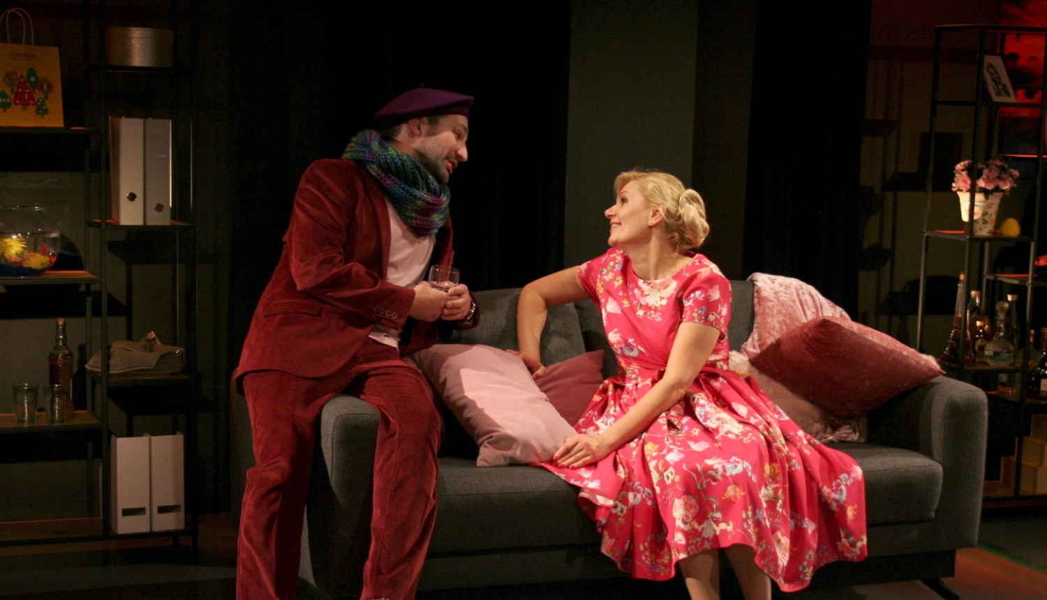 Aina no izrādes "Rītdiena ir tālu"