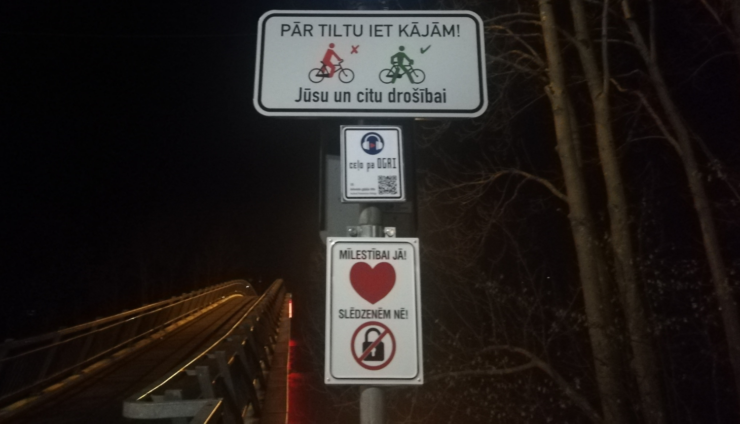 Ogres gājēju tilts ar informatīvajām zīmēm un norādēm