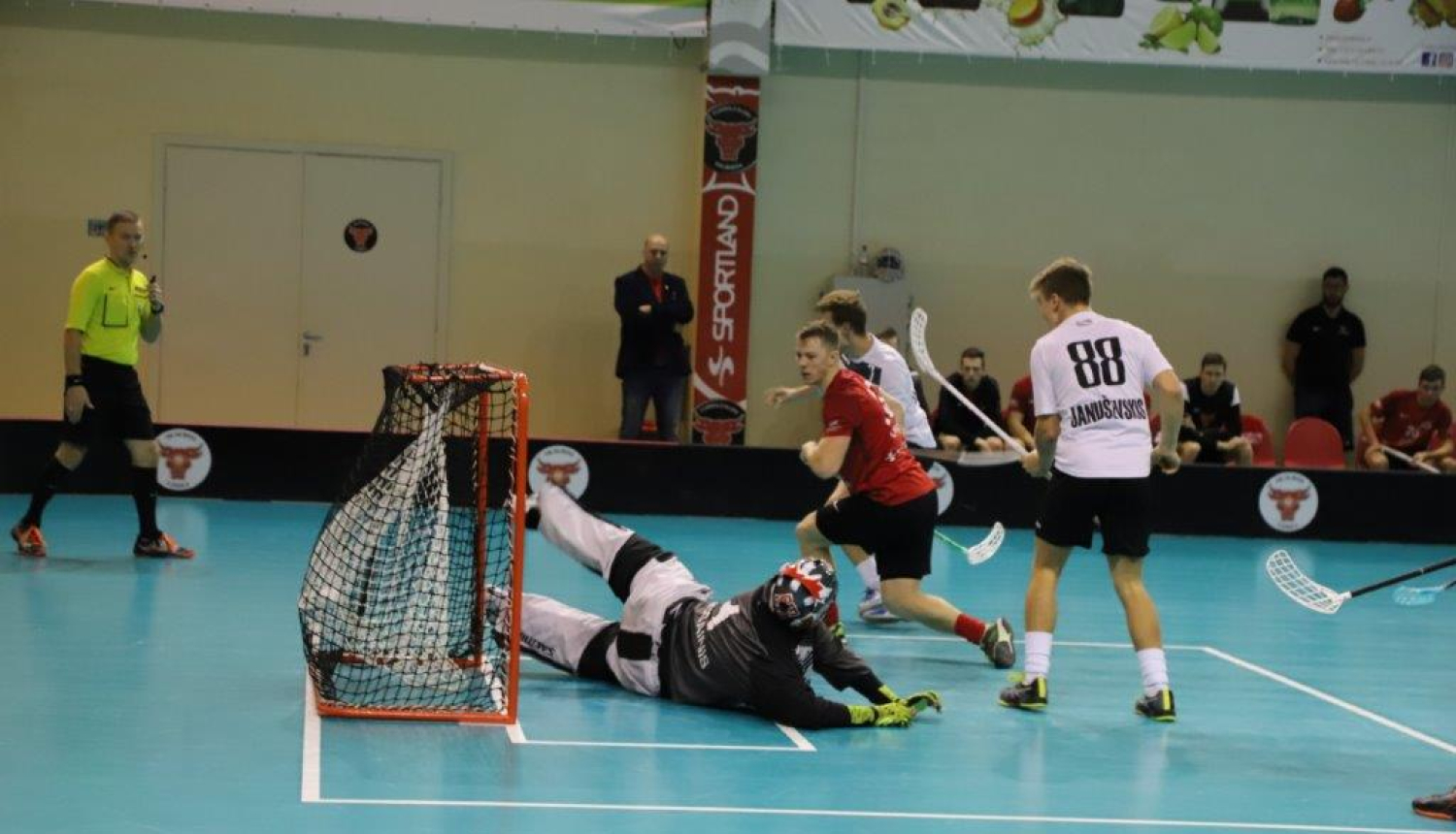 “Ogres Vilki” florbolisti revanšējas Valmierai