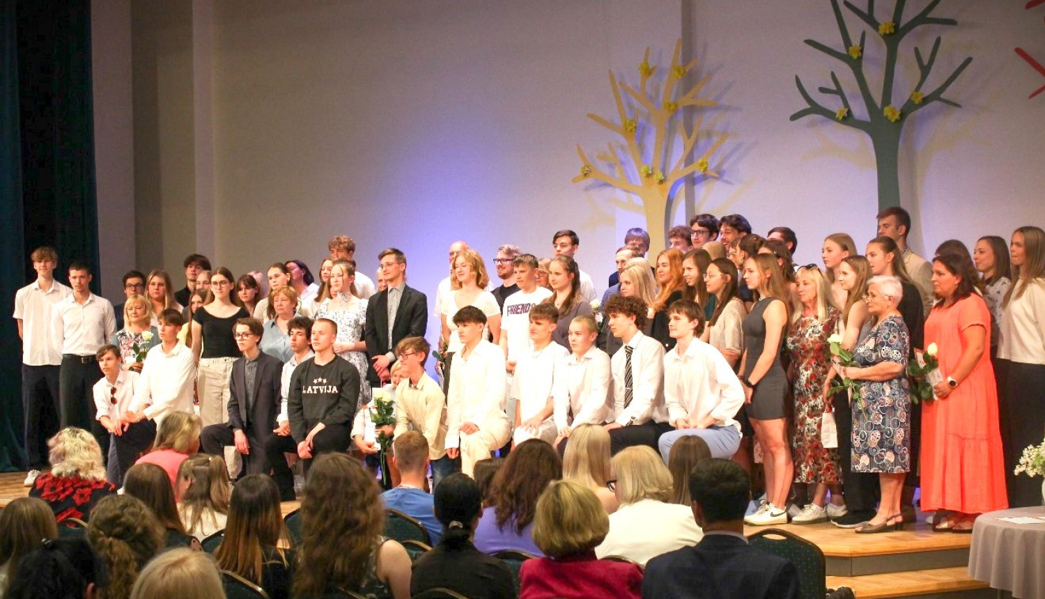 Ogres novada olimpiāžu un sporta sacensību laureāti uz skatuves 21.05.2024.