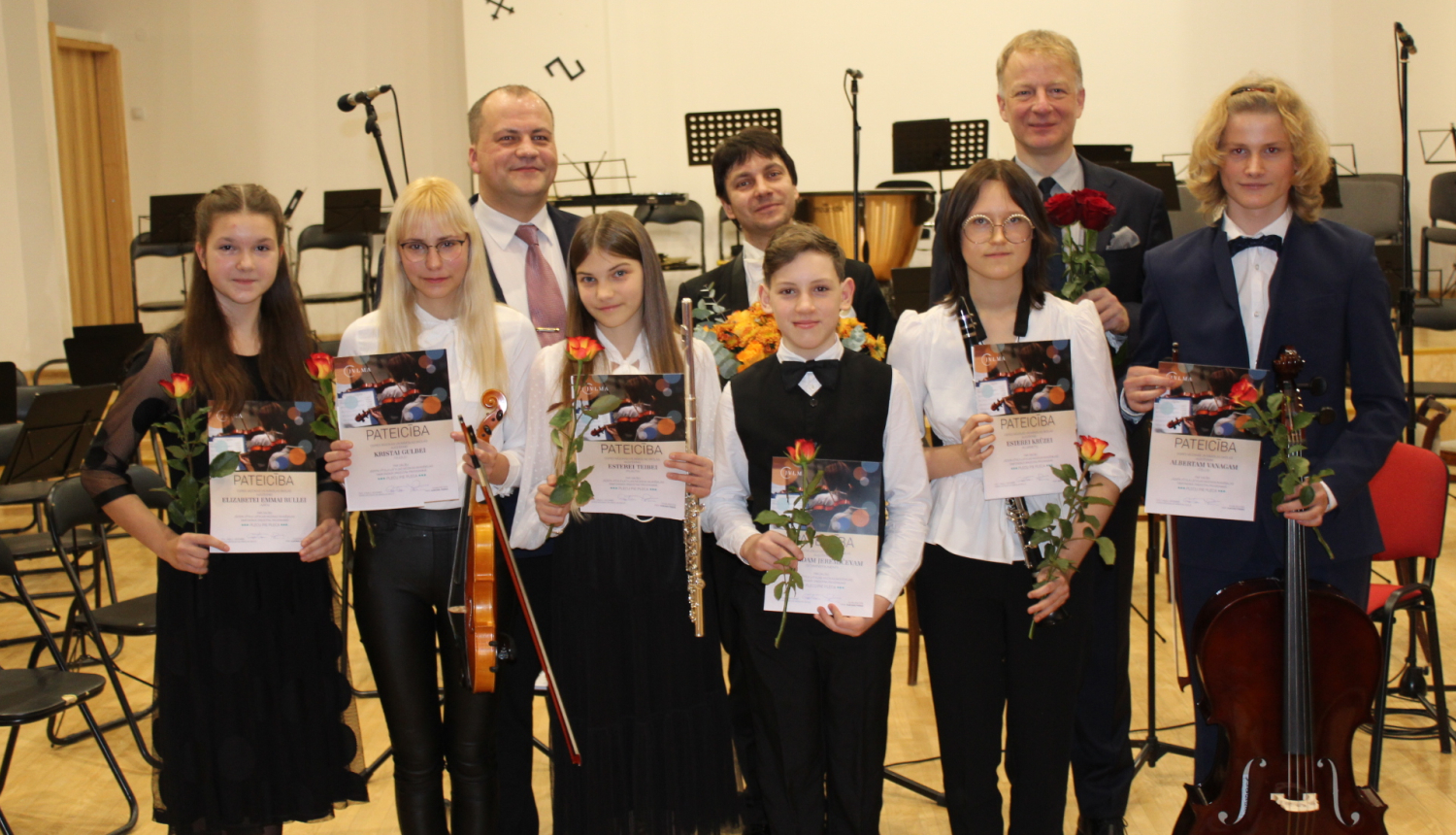 Ogres Mūzikas un mākslas skolas audzēkņi pēc koncerta "Plecu pie pleca. Dejas dzirksts"