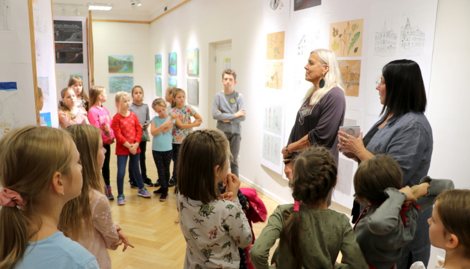 Mākslas skolas audzēkņu darbi pārtapuši par atklātnītēm un lielizmēra attēliem