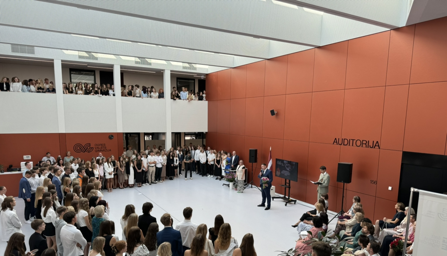 Egils Helmanis un skolēni Ogres Valsts ģimnāzijas hallē 02.09.2024.