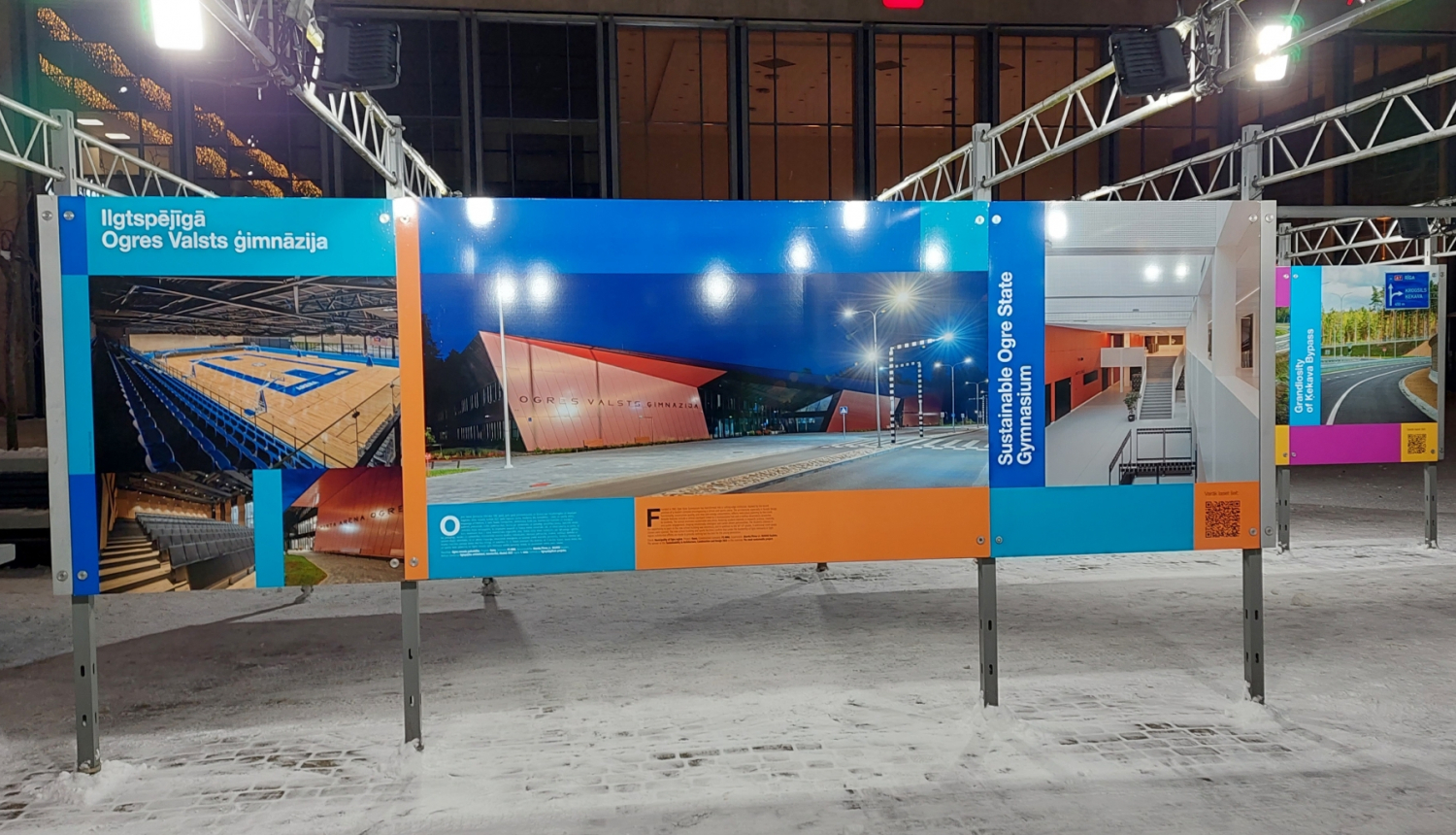 Laukumā pie t/c “Origo” lielformāta izstāde “Arhitektūra. Inženierija. Formu spēks.”, ilgtspējīgā Ogres Valsts ģimnāzija 01.2024.