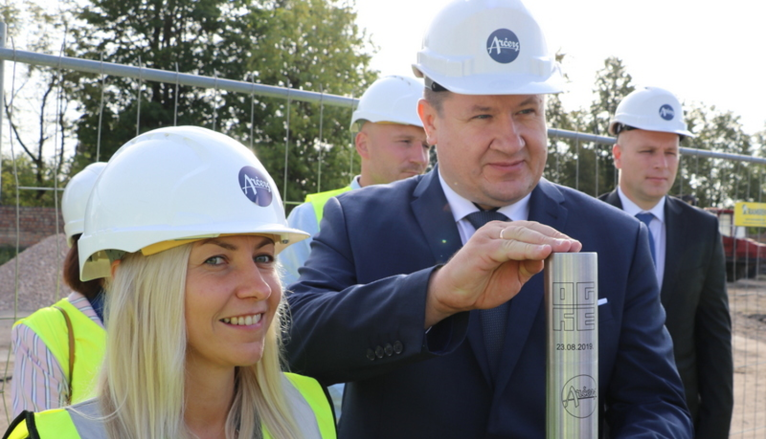 Pārogrē topošās ražošanas ēkas pamatos ierok kapsulu ar vēstījumu