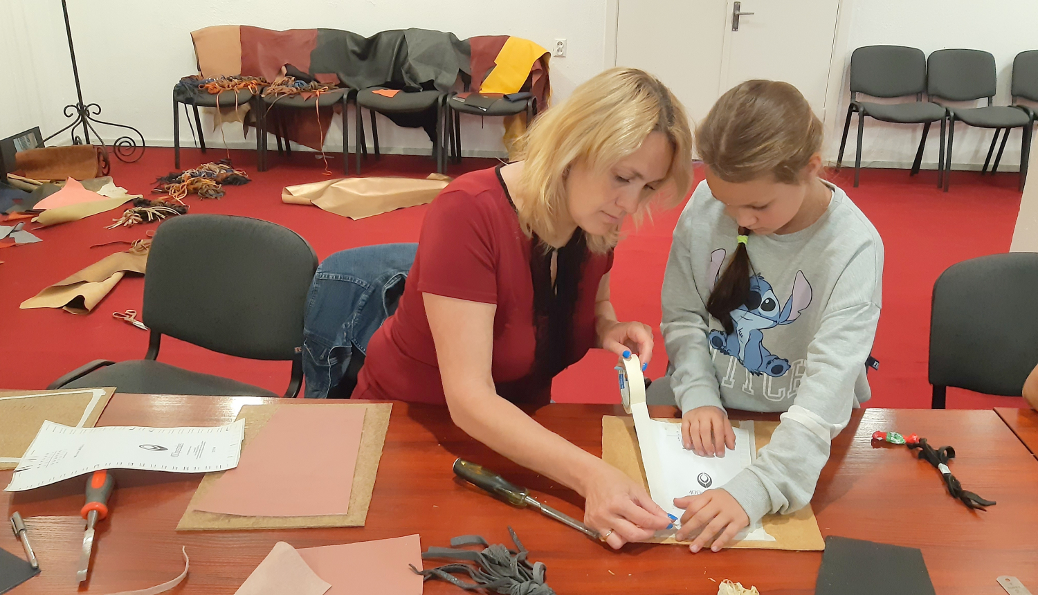 Vecāki kopā ar bērniem radoši darbojas pastalu darināšanas darbnīcā