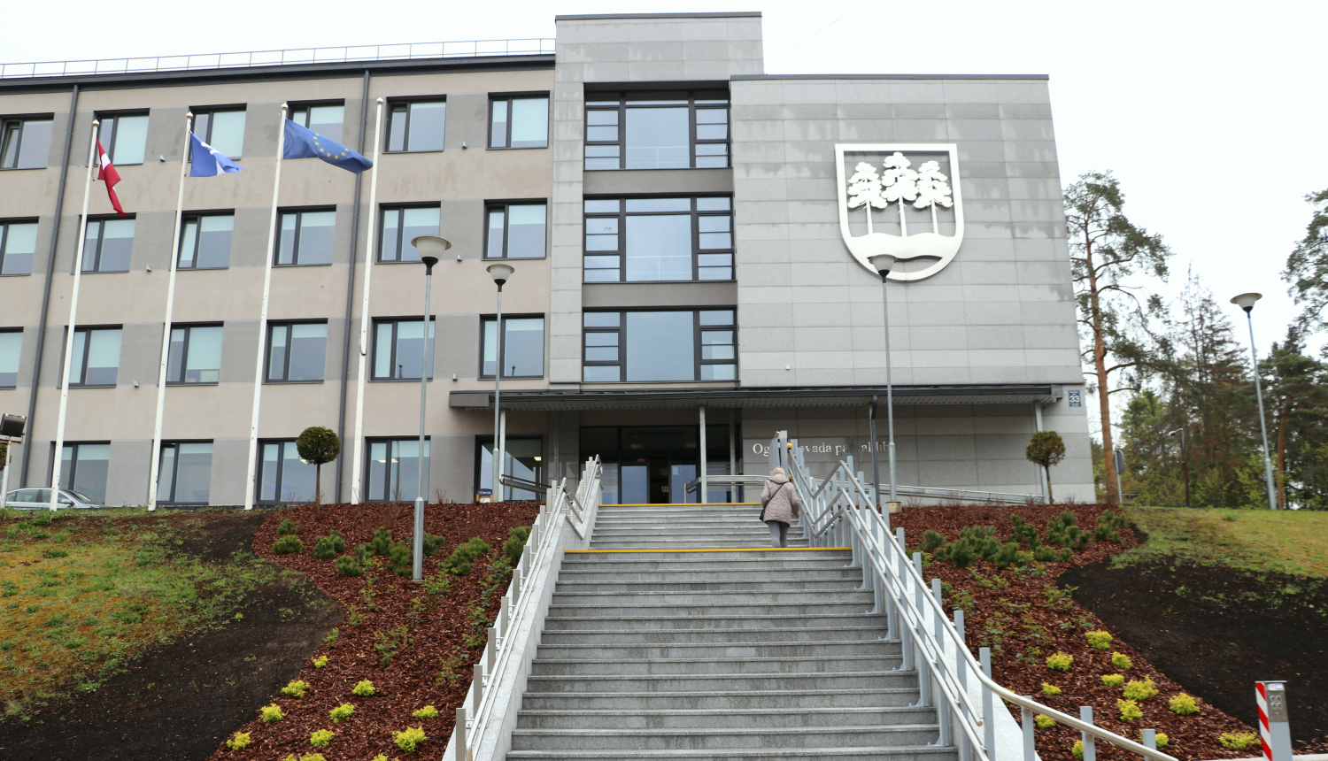 Pabeigti kāpņu pārbūves darbi pie Ogres novada pašvaldības ēkas