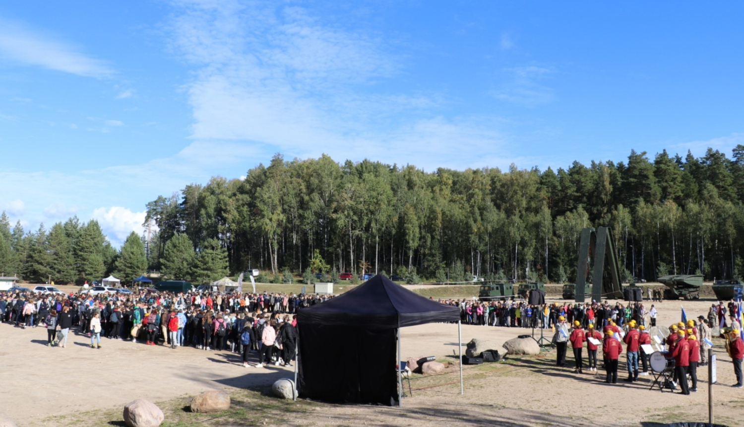 Skolu jaunieši pulcējas pie Dubkalnu ezera karjera