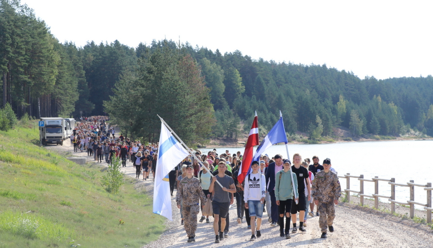 Vairāk nekā 1000 skolēni piedalās patriotiskā pārgājienā Zilajos kalnos