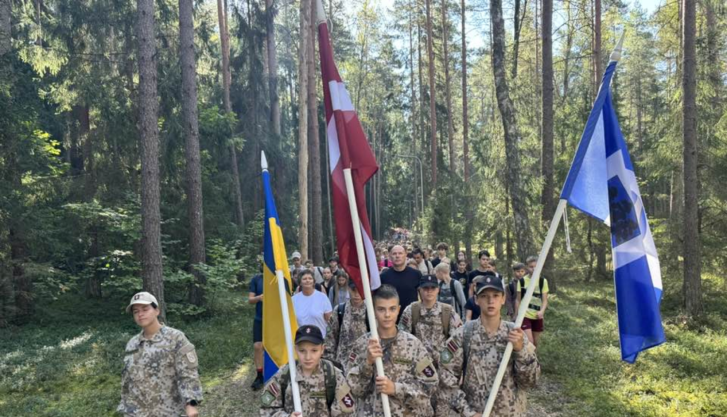 Vīrieši zemessardzes tērpos nes Latvijas, Ukrainas un Ogres novada karogus 06.09.2024.