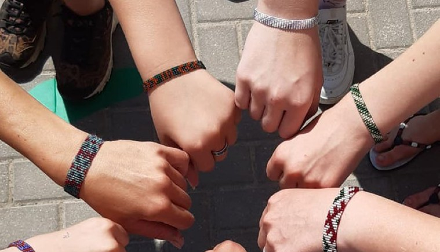 Māmiņas ar bērniem pērļo latviskās rokassprādzes