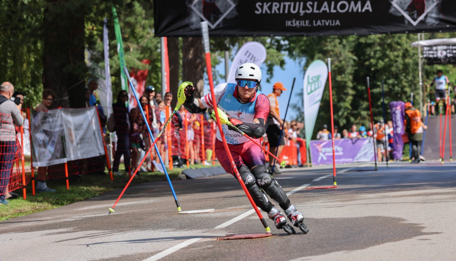 Skats no skrituļslaloma sacensībām - sportists 