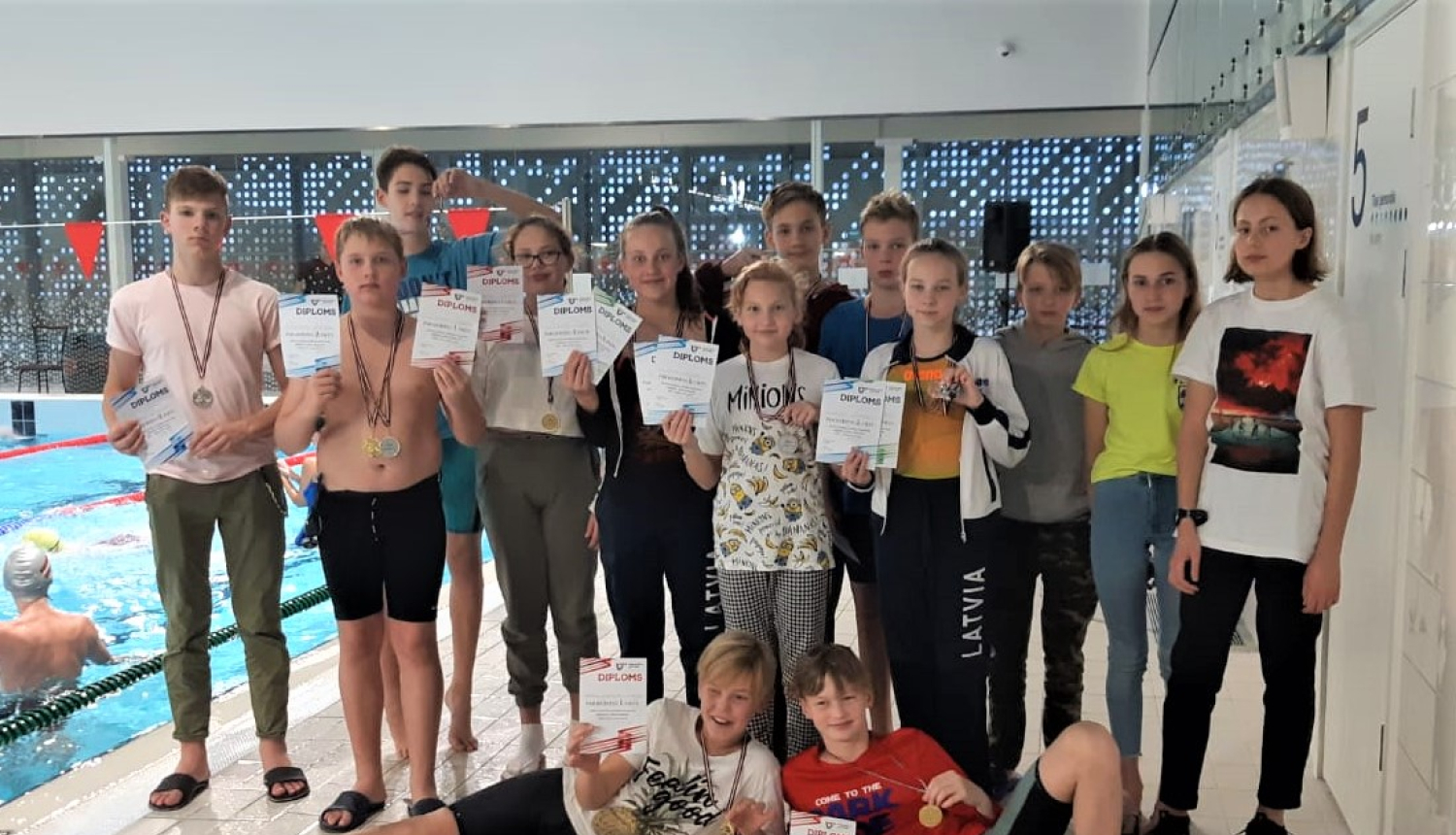 Ogres peldētāji cīņu par Latvijas kausu sāk ar 18 medaļām