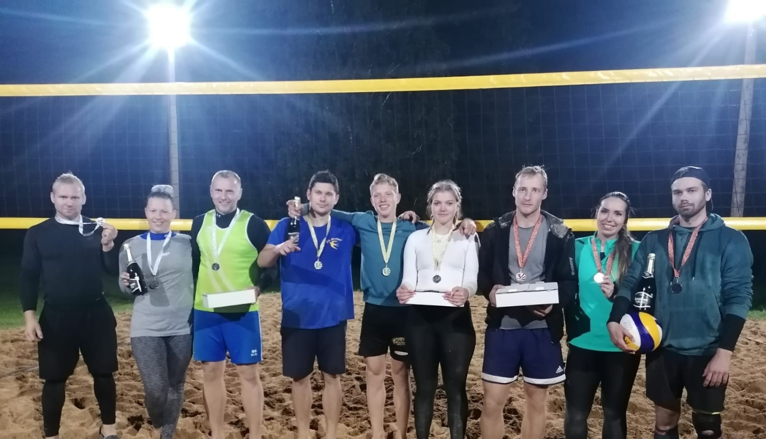 Pludmales volejbola sezona Madlienā noslēdzas ar nakts turnīru