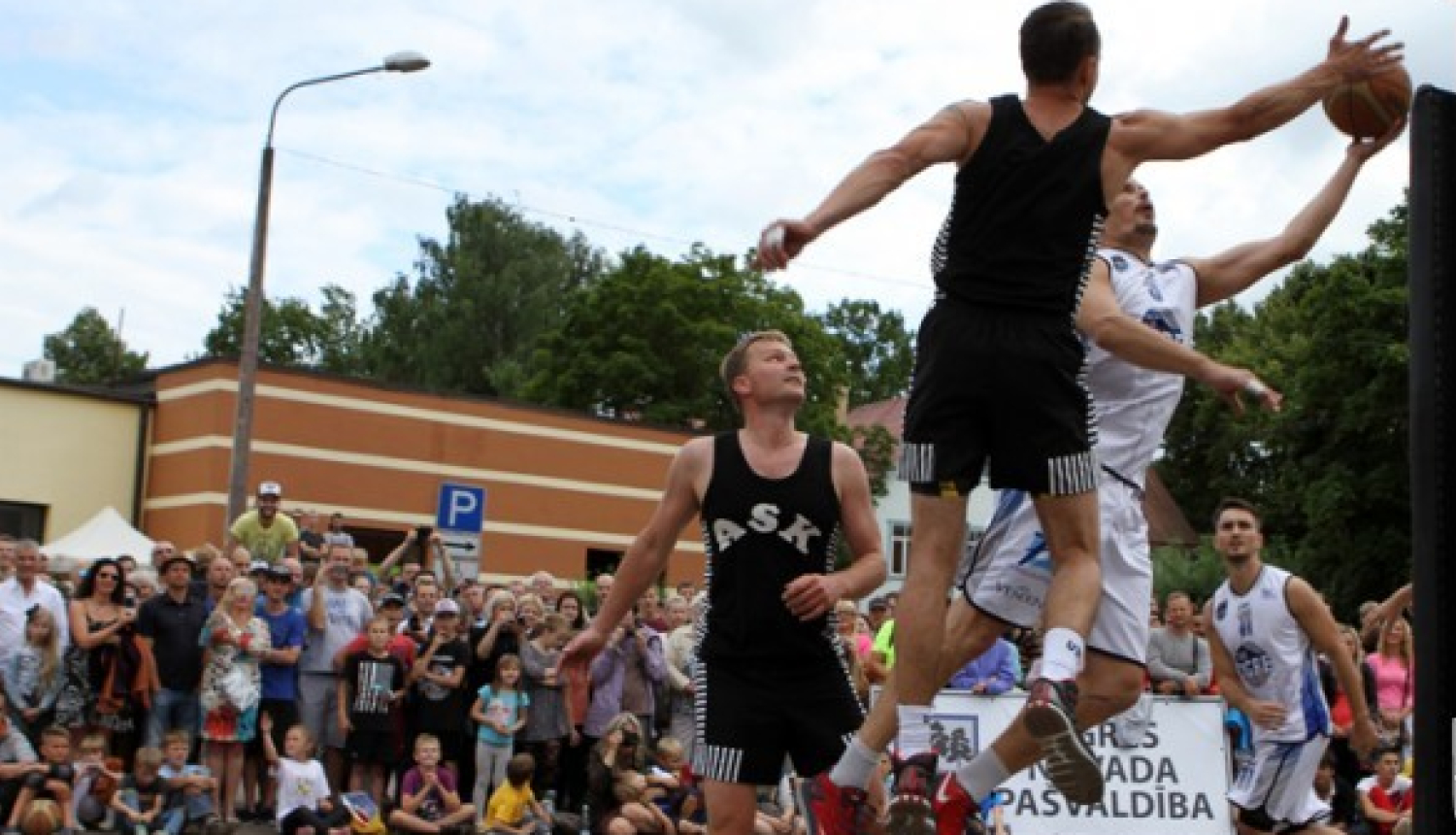 Basketbola spēle "Prezidents pret prezidentu" Ogres pilsētas svētkos