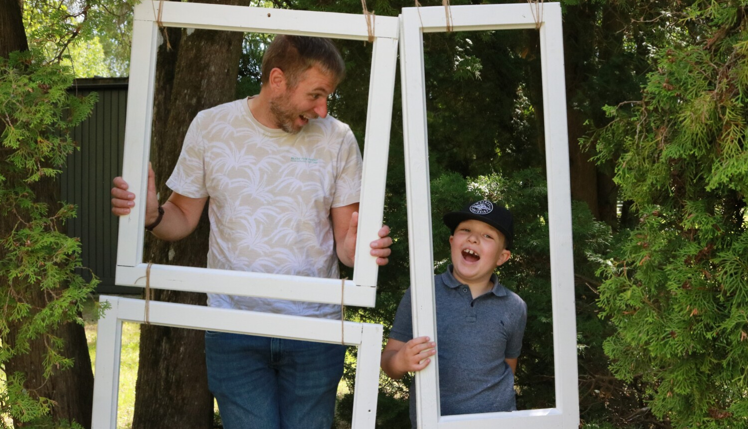 Vasaras piedzīvojums bērniem ar īpašām vajadzībām – projekts “Radi vasaru!”. Dalībnieki pozē bilžu rāmīšos