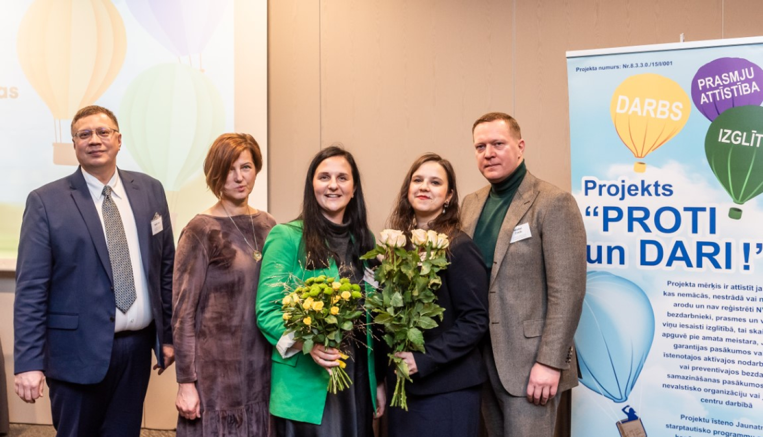 Projekta “Proti un Dari” noslēguma pasākuma dalībnieki pie plakāta 30.11.2023.