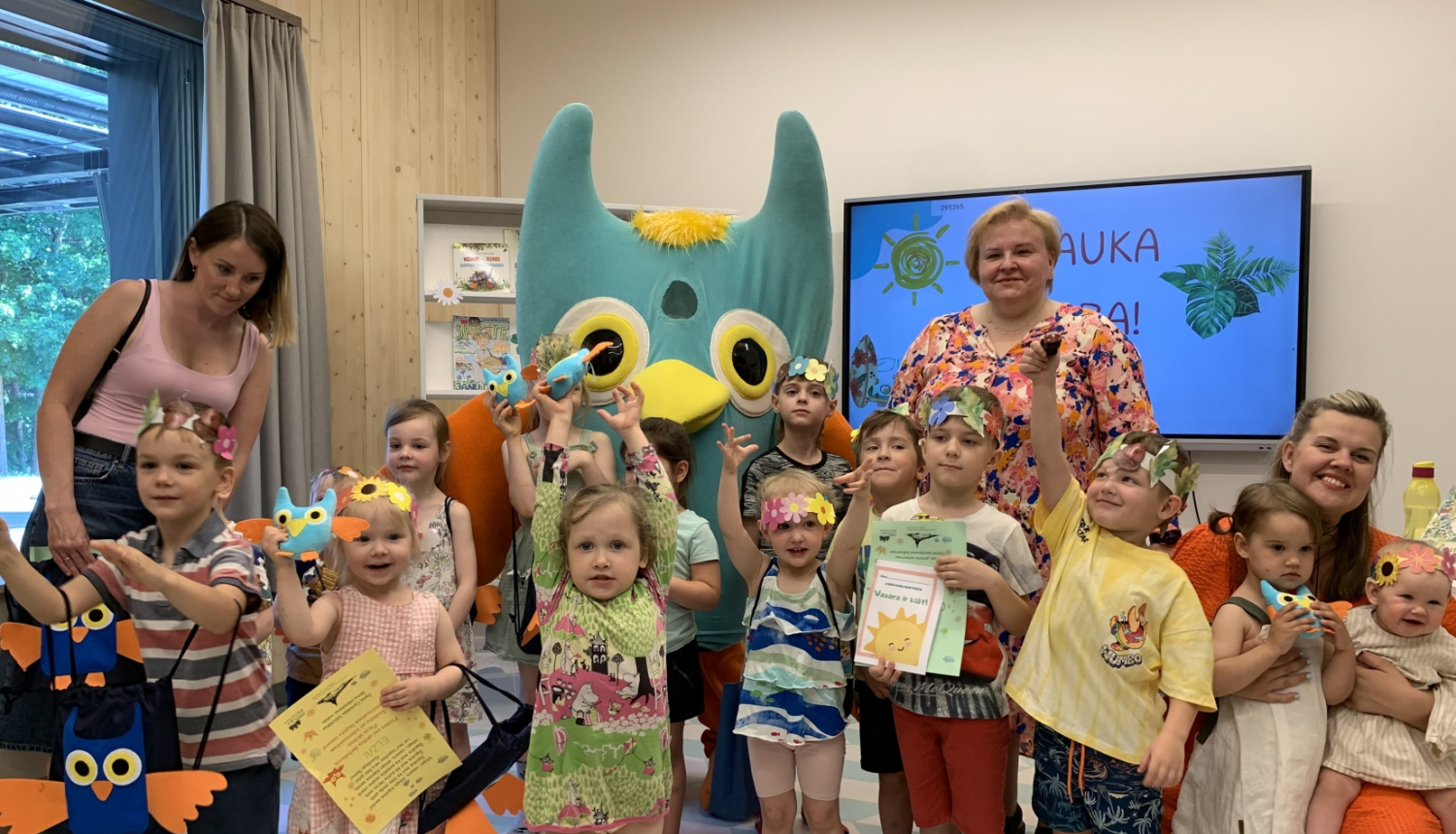 Pūces skoliņas bērni izlaidumā Ogres Centrālajā bibliotēkā 05.2024.