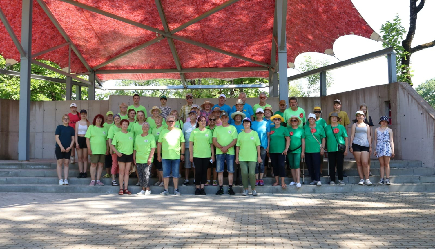 Senioru un jauniešu kopbilde Ķeipenes estrāde