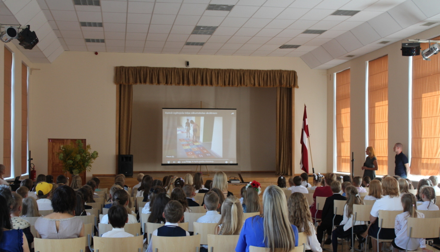 Skolēnu vecāki gaitenī izveido radoši izglītojošu telpu