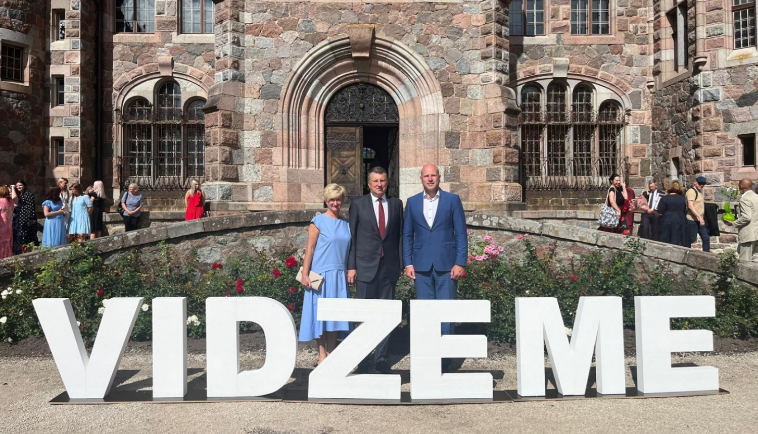 Raimonds Vējonis ar kundzi un Gints Sīviņš pasākumā "20 personības 20 gados" pie Cesvaines pils