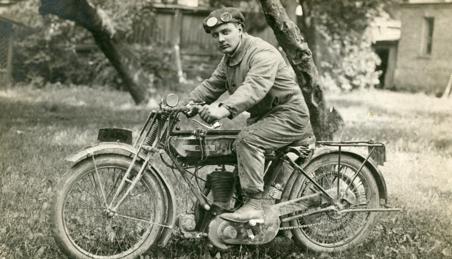 Muzejā bezmaksas ekskursija par senajiem motocikliem