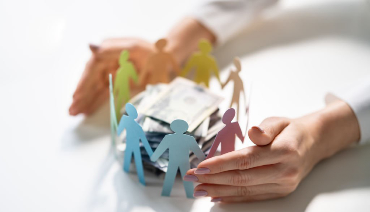 Sarp plaukstām papira cilvēciņi sastājušies ap naudas zīmēm